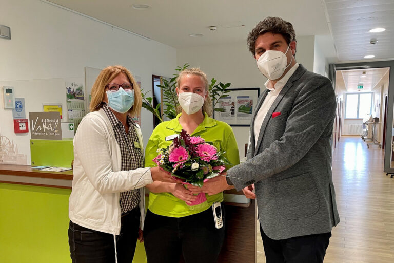 Anika Hatkemper schließt Weiterbildung zur Ernährungsberaterin erfolgreich ab Soest Vital Betriebsleiterin Andrea Scherff (links) und Klinikum-Geschäftsführer Christian Schug gratulieren Anika Hatkemper zur erfolgreichen Weiterbildung