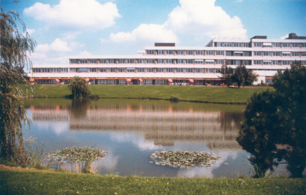 Blick vom Teich auf das Stadtkrankenhaus