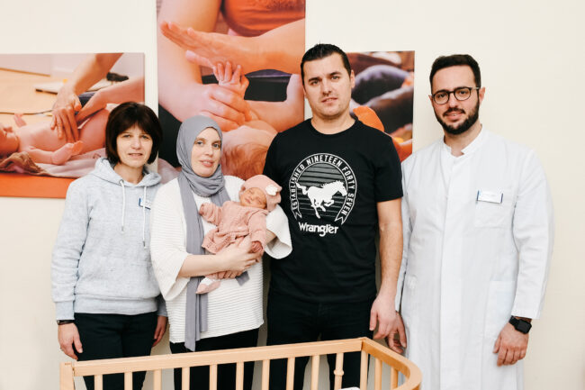 Familie Aziri mit Oberarzt Efstratios Moschidis und der leitenden Hebamme Jutta Herrmann.