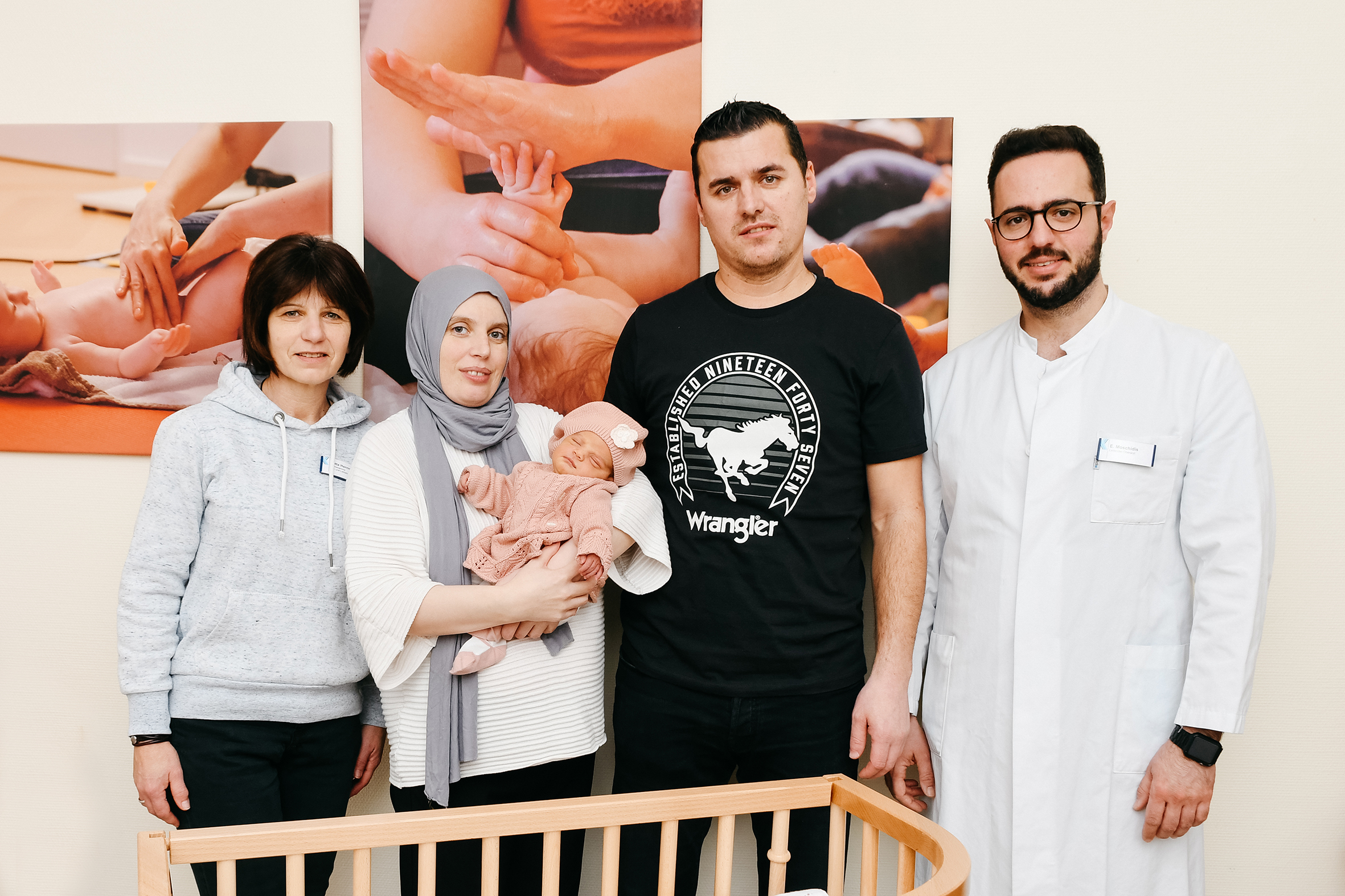 Familie Aziri mit Oberarzt Efstratios Moschidis und der leitenden Hebamme Jutta Herrmann.