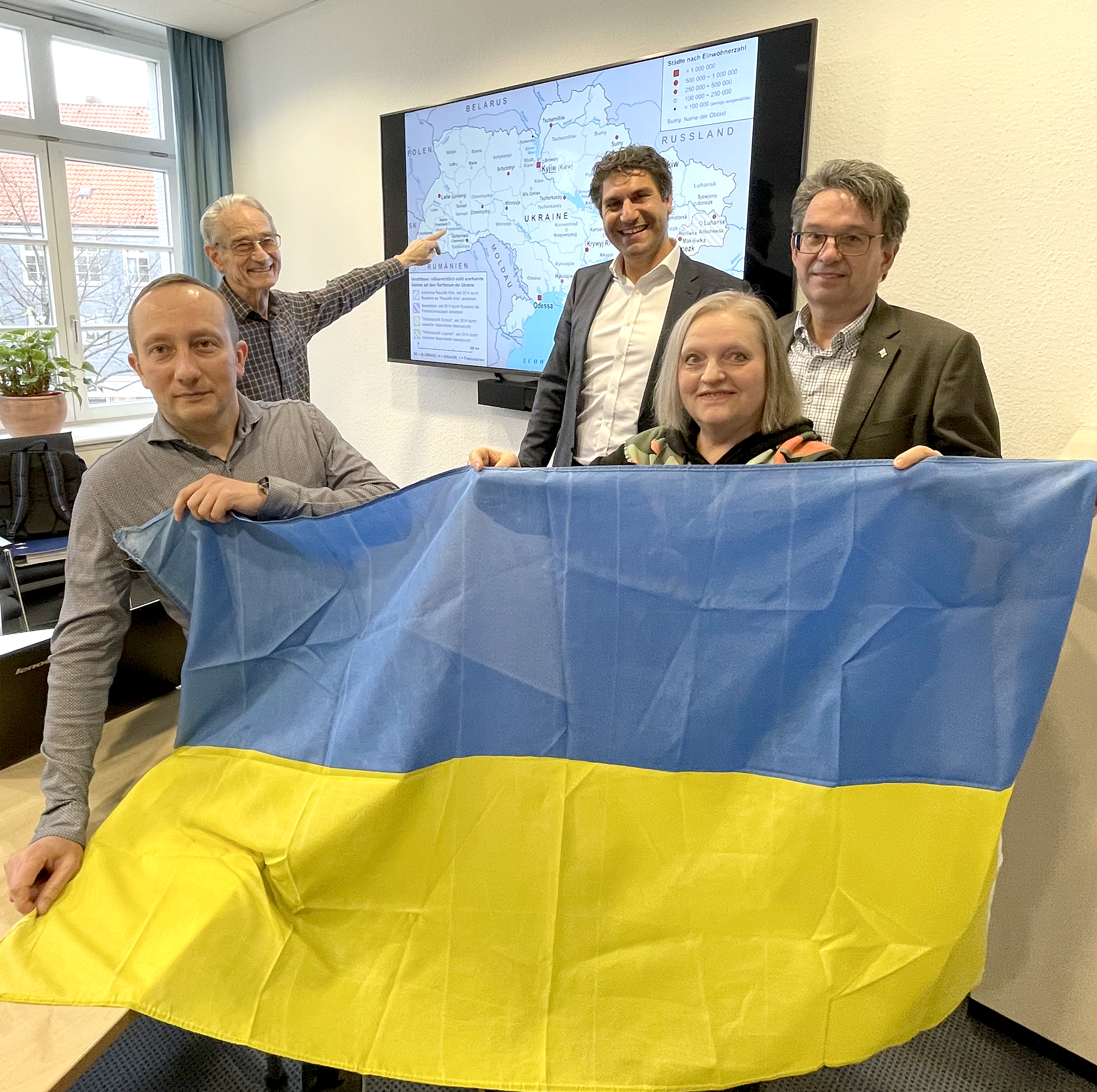 Spendenaufruf Tysmenytsia Oleksandr Rudnik, Wolfgang Ehlers, Christian Schug, Marina Zaslavskaya und Bürgermeister Dr. Eckhard Ruthemeyer.