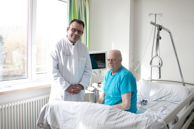 PD Dr. Markus Ghadimi und Patient Privatdozent Dr. Markus Ghadimi (links) und sein Patienten Heinrich Felde.