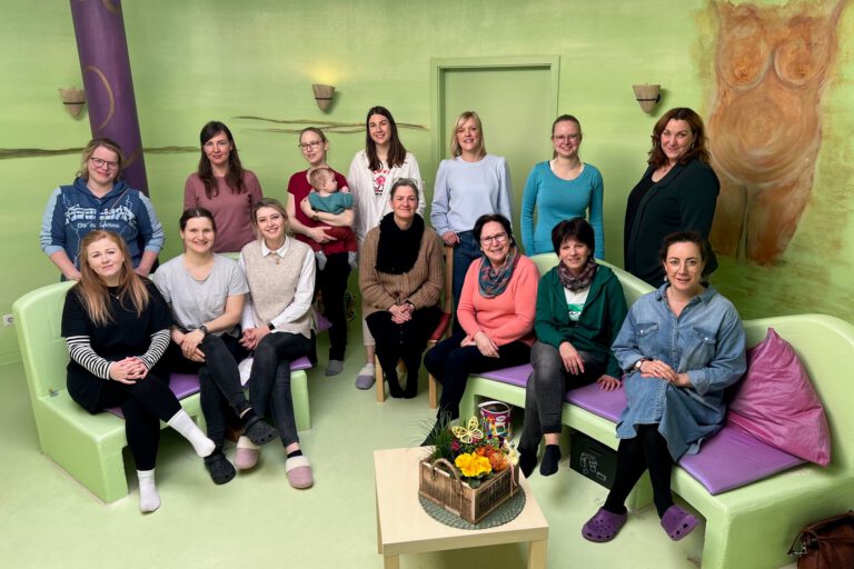 Kooperationstreffen von KlinikumStadtSoest und Geburtshaus Soest Barbara Erdelhoff, Leiterin des Geburtshauses (rechts vorne) mit Jutta Herrmann, Leitende Hebamme des KlinikumStadtSoest (2. v. rechts vorne) und Hebammen ihrer Teams.