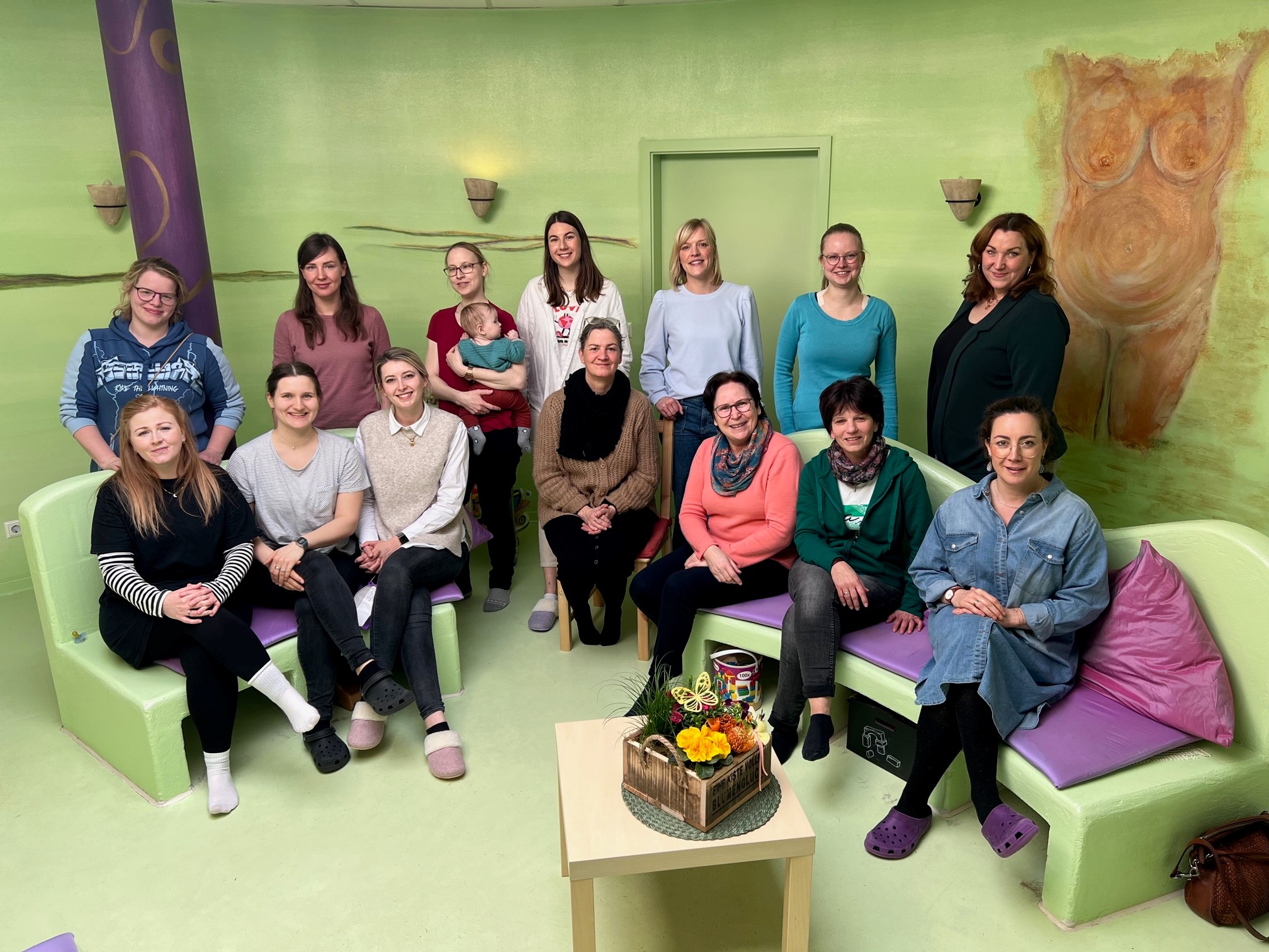 Kooperationstreffen von KlinikumStadtSoest und Geburtshaus Soest Barbara Erdelhoff, Leiterin des Geburtshauses (rechts vorne) mit Jutta Herrmann, Leitende Hebamme des KlinikumStadtSoest (2. v. rechts vorne) und Hebammen ihrer Teams.