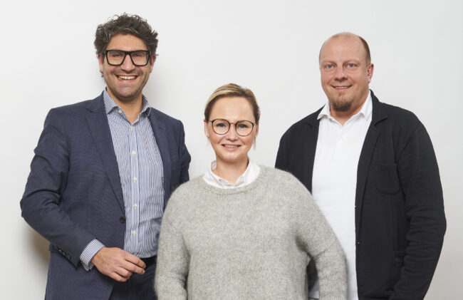 Geschäftsführer Christian Schug mit Pflegedirektorin Nicole Juschkus und ihrem Stellvertreter Marc Schäfer (v.l.).