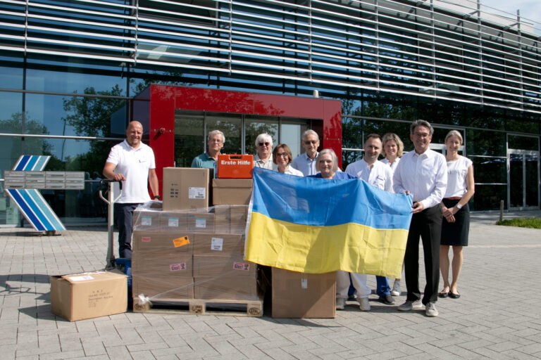 Hilfslieferung Tysmenytsia 2023 Marc Schäfer (Stellv. Pflegedirektor Klinikum Stadt Soest), Ortwin Rodeck, Burkhard Grothe, Isabelle Wenge (2. Vorsitzende Ukraine Hilfe Soest), Wolfgang Ehlers, Marina Zaslavskaya (Ukraine Hilfe Soest e.V.), Ruslan Mamutov (Klinikum Stadt Soest und Vorsitzender Ukraine Hilfe), Melanie Bissa (Apothekerin Klinikum), Bürgermeister Dr. Eckhard Ruthemeyer und Sabine Boschert (Leitung kfm. Controlling Klinikum) beim Verladen der Medikamente am Klinikum Stadt Soest.