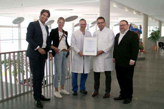 KlinikumStadtSoest mit WDC-Gütesiegel ausgezeichnet. Das Bild zeigt Geschäftsführer Christian Schug, Qualitätsmanagerin Judith Maibaum, Chefarzt Dr. Uwe Reinhold, Chefarzt PD Dr. Markus Ghadimi und Dr. Mike Meyer vom DOC.