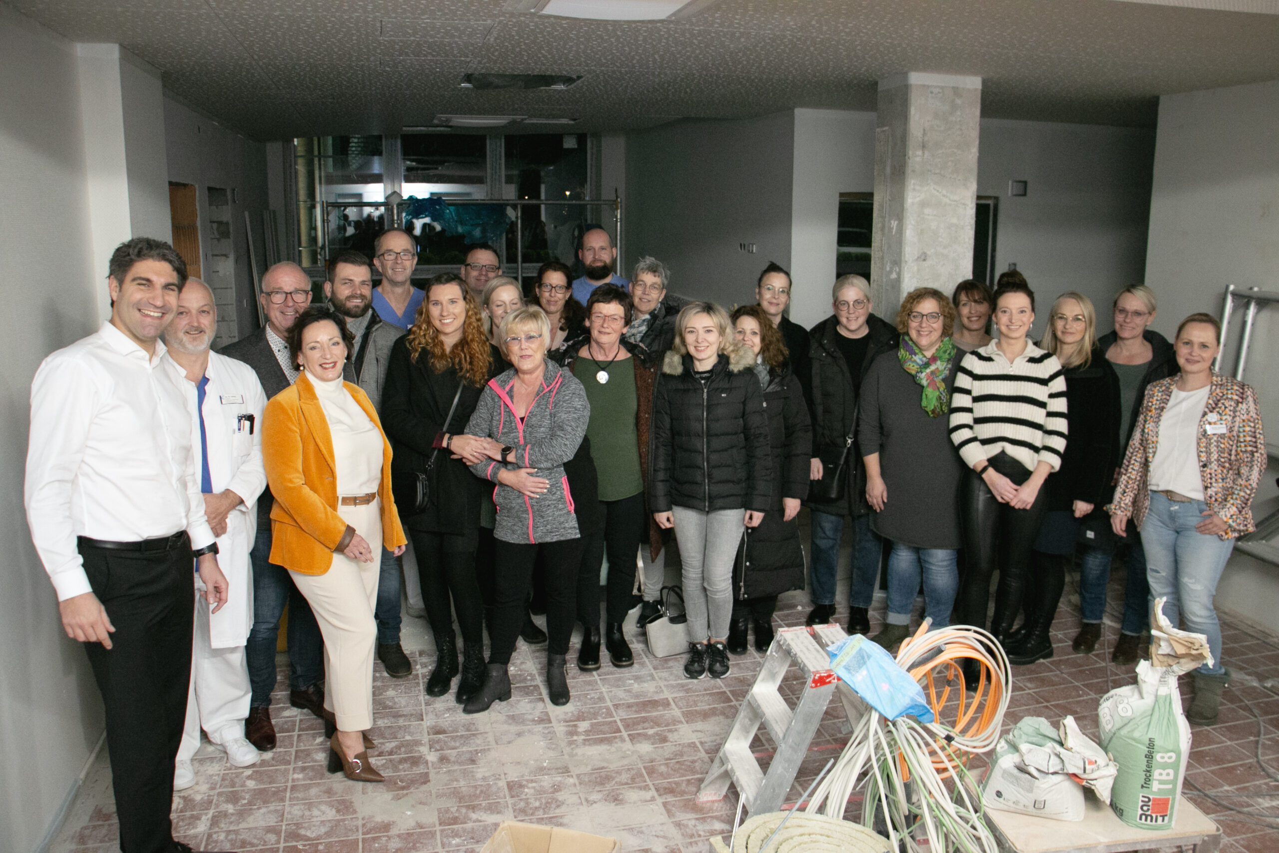 Baustellenbesichtigung Notdienstpraxis Das Team der Soester Notdienstpraxis besichtigt die künftige Praxis im Klinikum