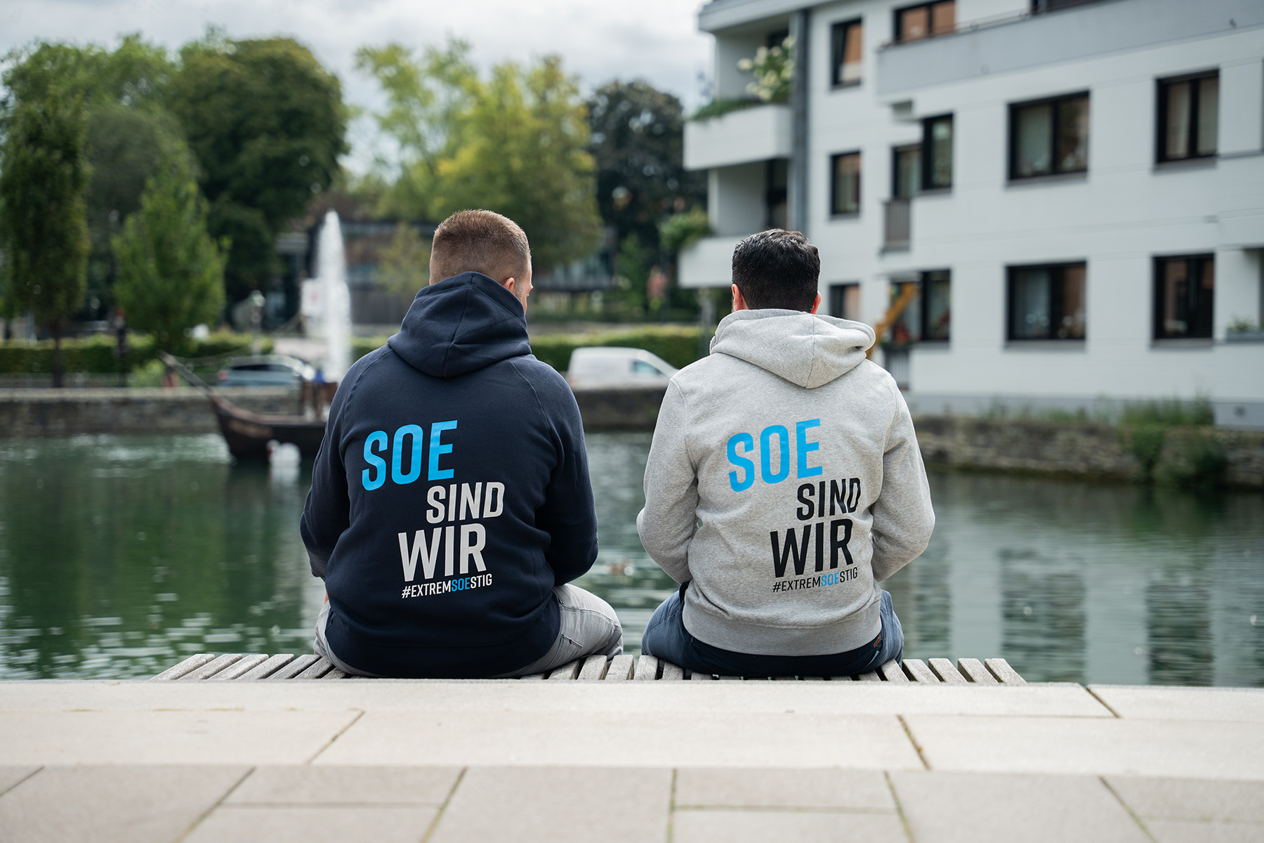 SOE sind wir - zwei Mitarbeiter des KlinikumStadtSoest sitzen am Großen Teich