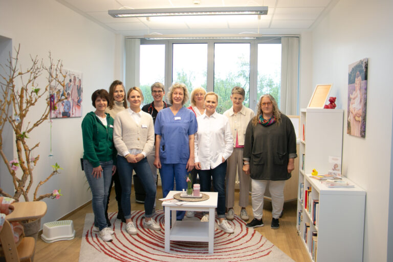 Familienlotsendienst KlinkumStadtSoest Das Foto zeigt (v.l.) Jutta Herrmann (Ltd. Hebamme KlinikumStadtSoest), Anke Spiekermann (Jugendamt Stadt Soest), Miriam Spielmann (Hebamme KlinikumStadtSoest, Dr. Anne Stauss (Kinderärztin KlinikumStadtSoest), Berhild Holthoff (Familienhebamme KlinikumStadtSoest), Petra Hellmann (Leitung Forum Familie), Nicole Juschkus (Pflegedirektorin KlinikumStadtSoest), Monika Schmidt-Strunk und Sigrid Schmidt (beide Jugendamt Kreis Soest).