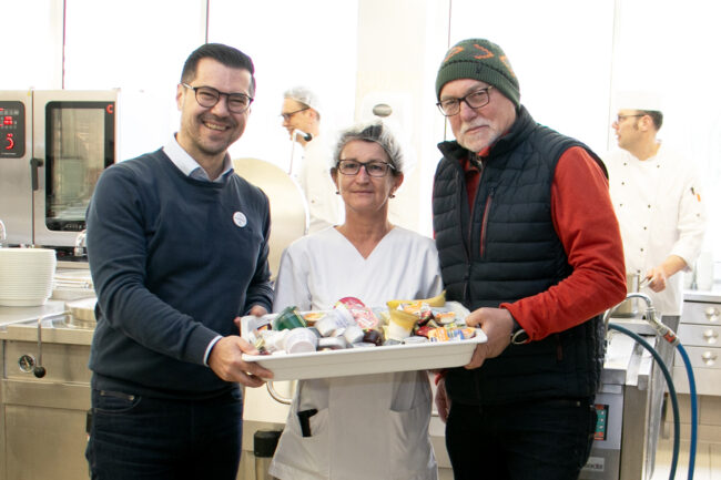 Klinikum unterstützt foodsharing Emil Franjic, Leiter Wirtschafts- und Versorgungsdienst KlinikumStadtSoest, Kerstin Razem, Stellv. Küchenleitung KlinikumStadtSoest, und Klaus Spiegel, foodsharing Botschafter für Soest.