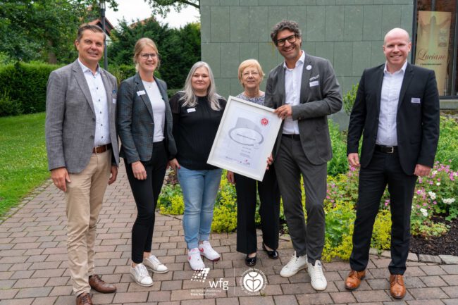 Zertifizierung Familienfreundliches Unternehmen im Kreis Soest Oliver Pöpsel, Theresa Kohl, Daniela Delporter-Mikus, Christiane Mackensen, Christian Schug und Markus Helms (v.l.) mit dem Zertifikat "Familienfreundliches Unternehmen im Kreis Soest".