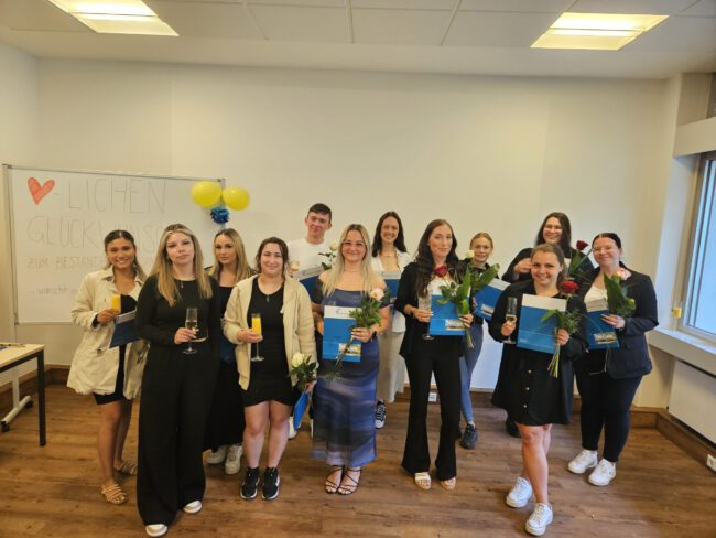 ASA Examen Juli 2024 Die examinierten Pflegefachfrauen und -männer der Albrecht-Schneider-Akademie am KlinikumStadtSoest