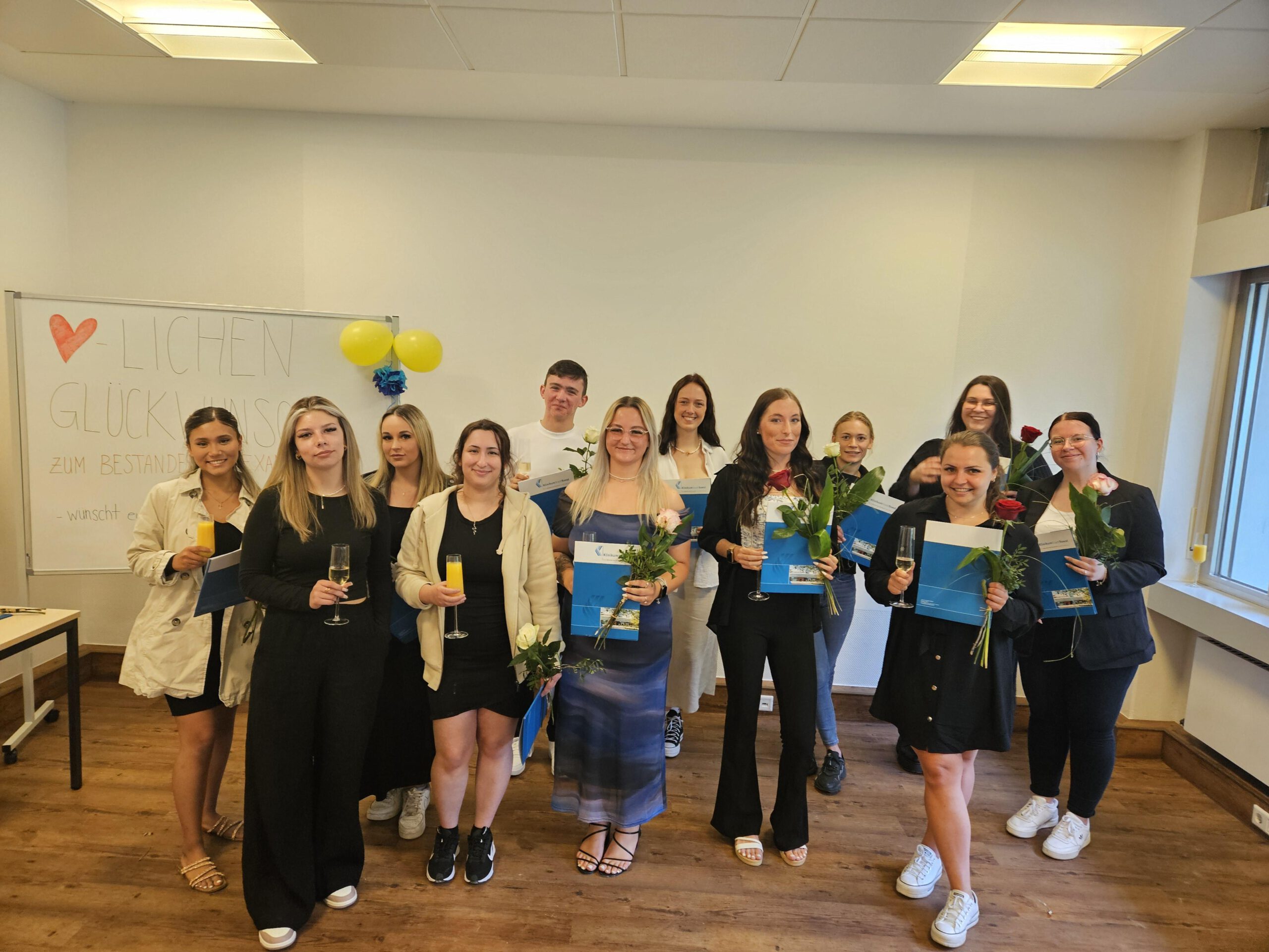 Die examinierten Pflegefachfrauen und -männer der Albrecht-Schneider-Akademie am KlinikumStadtSoest