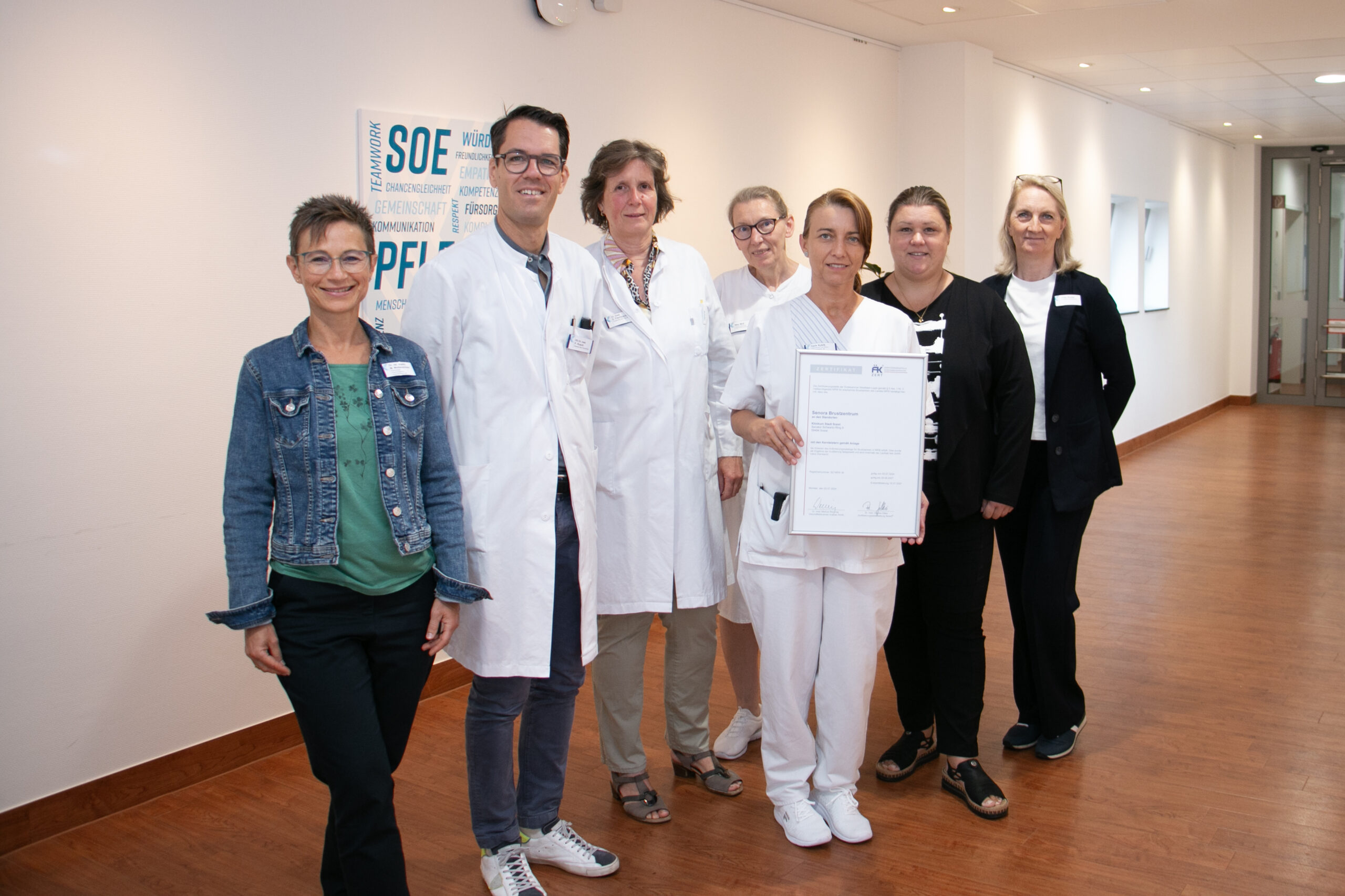 Das Team des Senora Brustzentrums im KlinikumStadtSoest mit der Zertifizierungs-Urkunde.