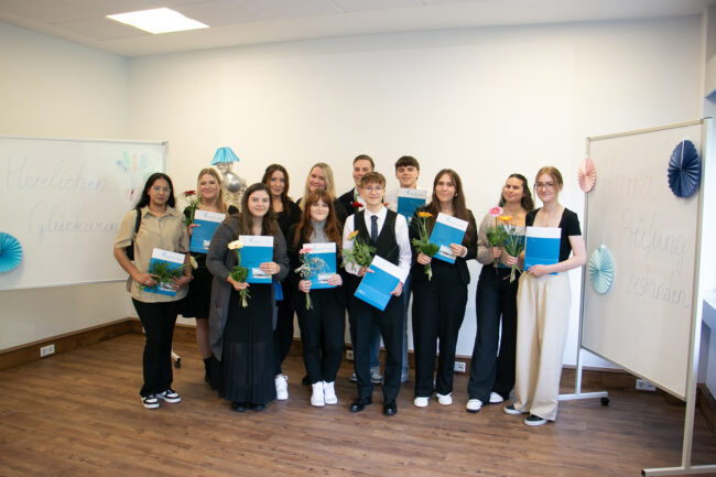 Die examinierten Pflegefachfrauen und -männer der Albrecht-Schneider-Akademie am KlinikumStadtSoest