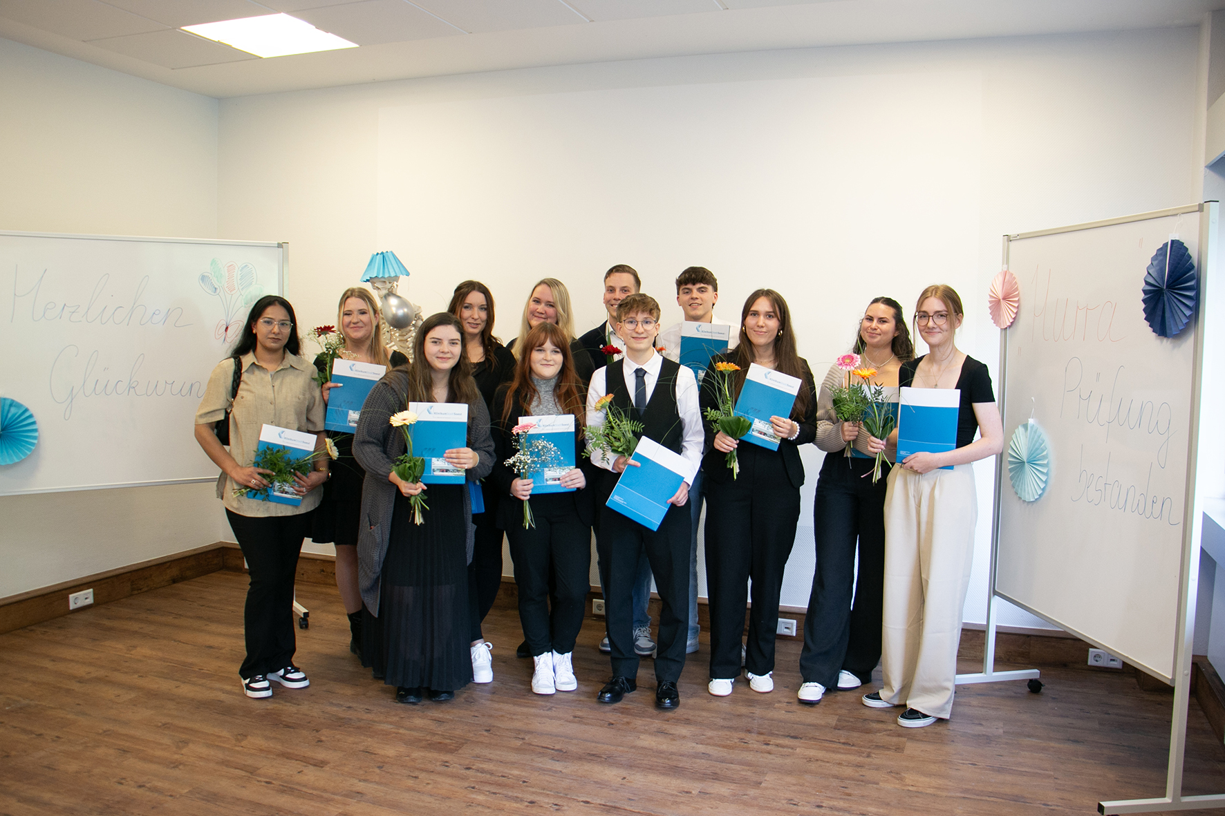 Die examinierten Pflegefachfrauen und -männer der Albrecht-Schneider-Akademie am KlinikumStadtSoest