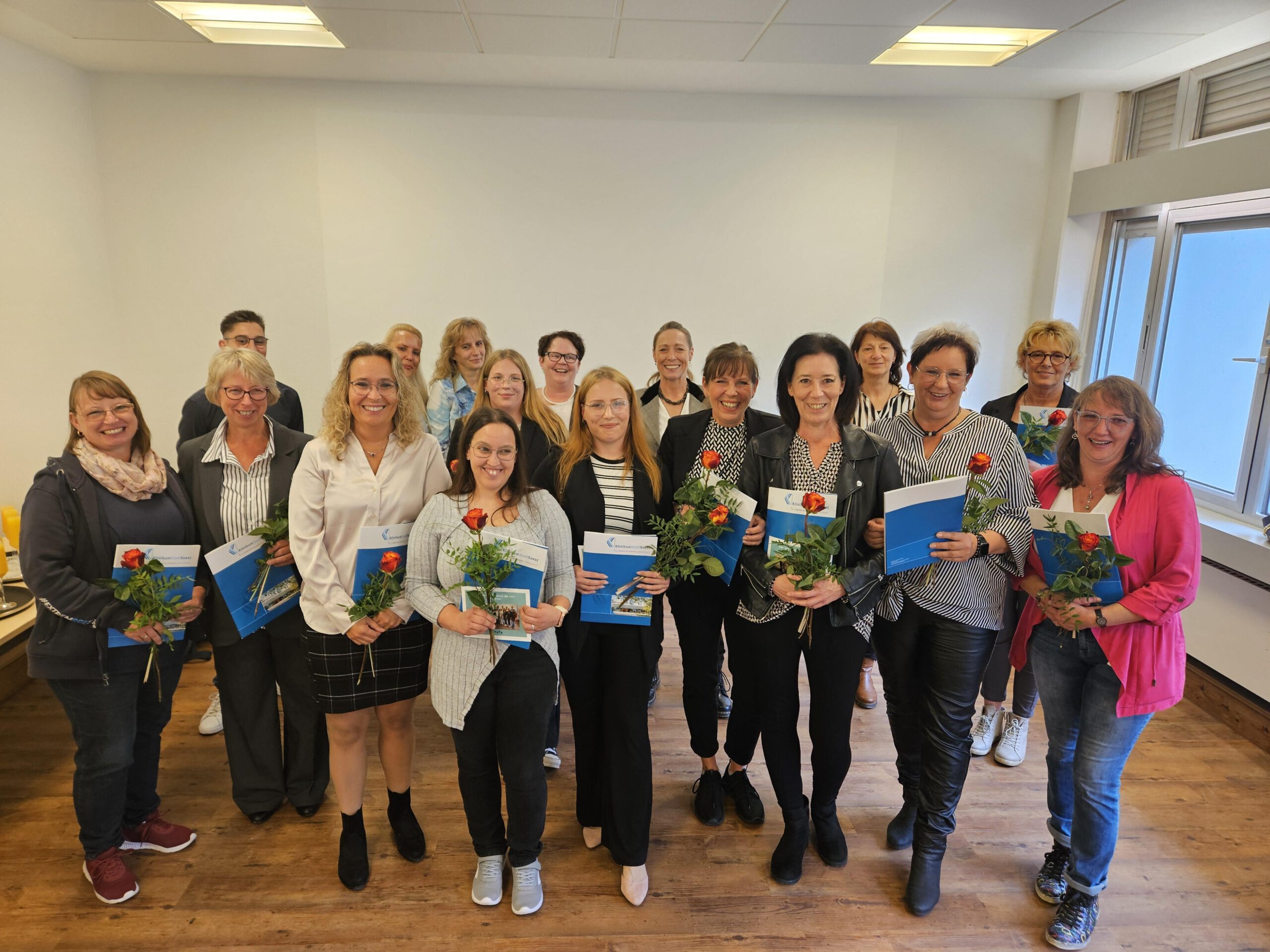 Zeugnisübergabe Pflegefachassistenz 2024 in der Albrecht-Schneider-Akademie