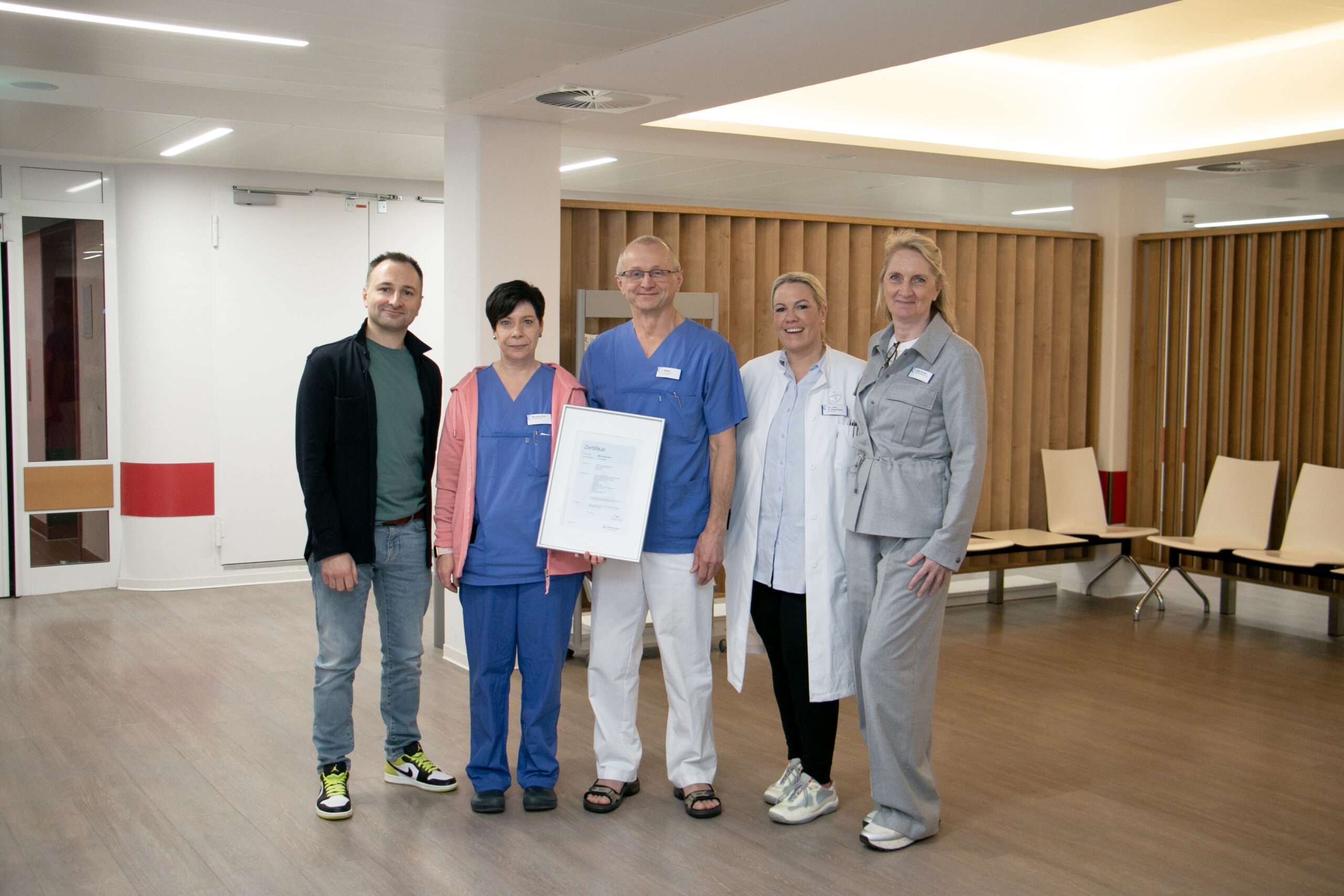 Mitarbeiterinnen und Mitarbeiter aus Schmerzklinik und Qualitätsmanagement des KlinikumStadtSoest freuen sich über die erfolgreiche Rezertifizierung der Schmerztherapie.