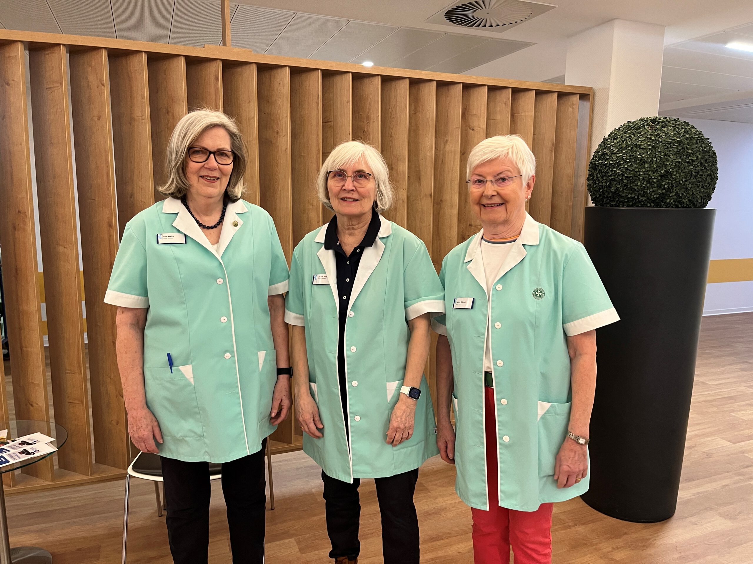 Leitungsübergabe bei den Grünen Damen im KlinikumStadtSoest. Das Foto zeigt (v.l.) Ursula Weihs, Ulrike Jebe und Helga Küpper.