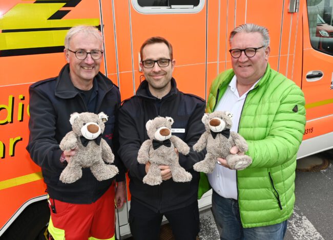 Rettungsteddy-Spende 2025 Der Förderverein der Kinderklinik spendet Teddys an den Rettungsdienst des Kreis Soest.