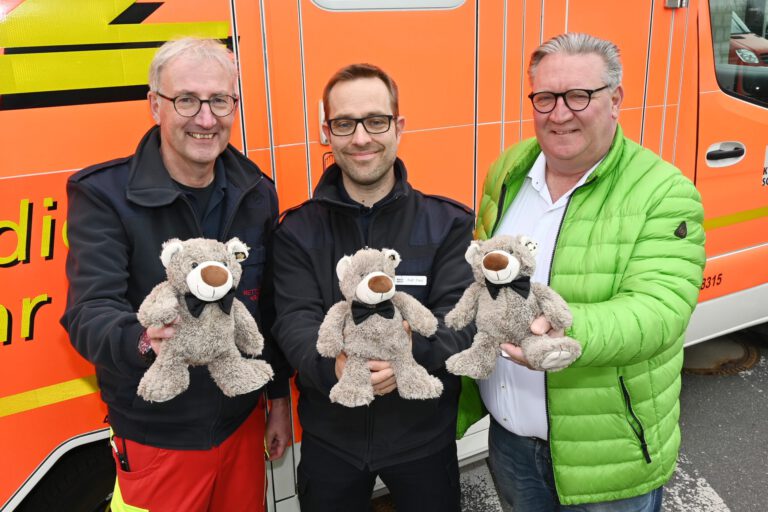 Rettungsteddy-Spende 2025 Der Förderverein der Kinderklinik spendet Teddys an den Rettungsdienst des Kreis Soest.