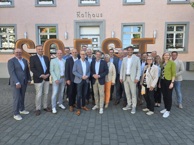 Verhandlungskommission Gesundheitsstandort Soest Die Verhandlungskommission des Gesundheitsstandorts Soest, bestehend aus Geschäftsführung und Gesellschaftervertretern von Klinikum und Hospitalverbund.