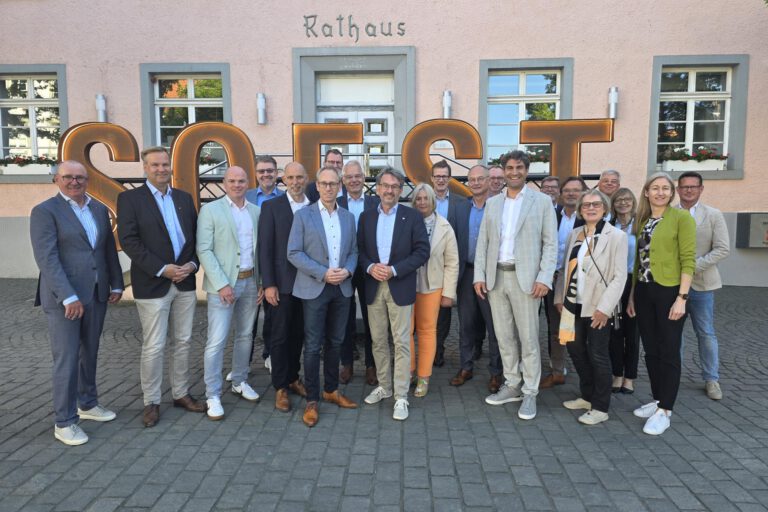 Verhandlungskommission Gesundheitsstandort Soest Die Verhandlungskommission des Gesundheitsstandorts Soest, bestehend aus Geschäftsführung und Gesellschaftervertretern von Klinikum und Hospitalverbund.