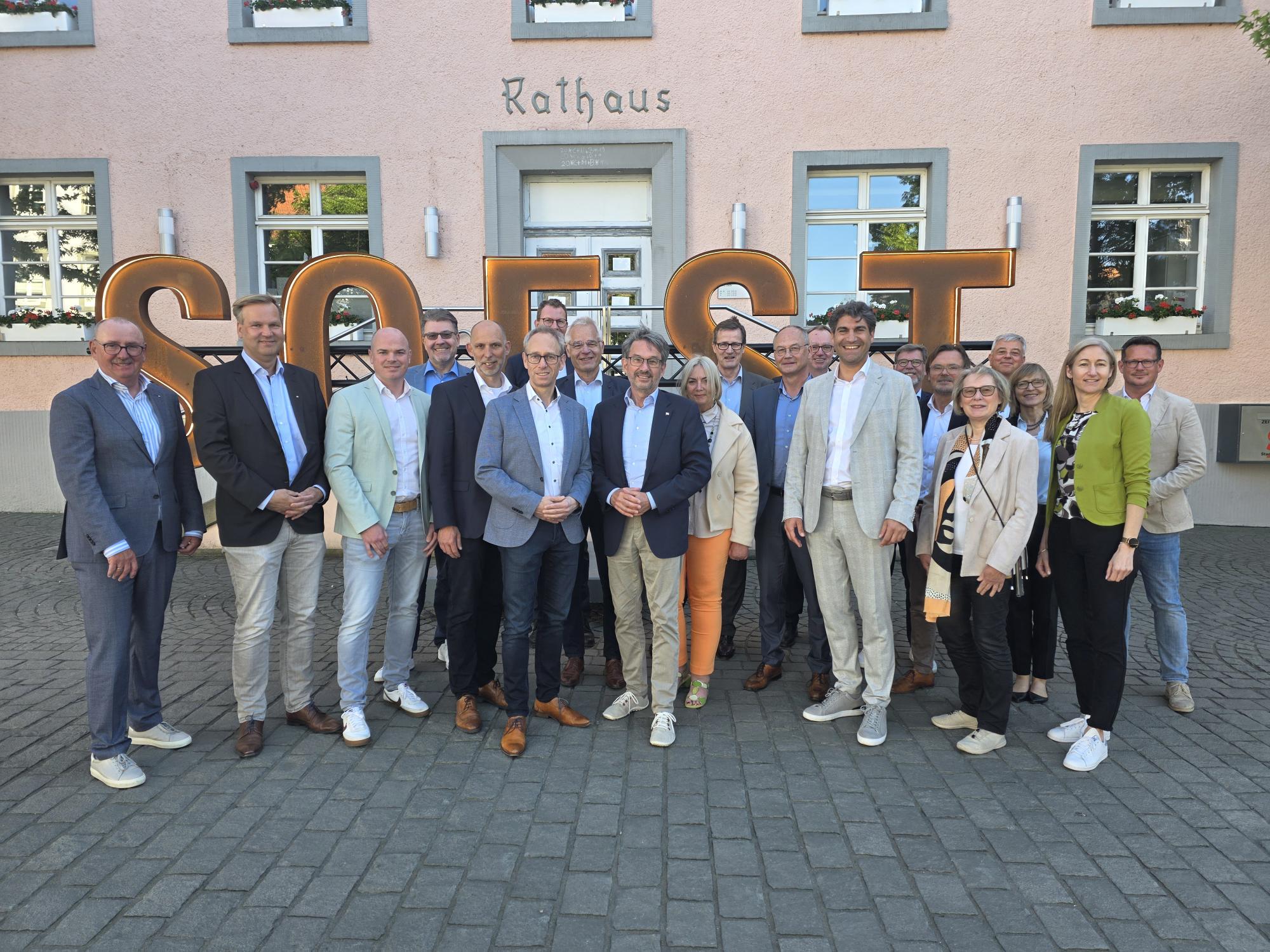 Die Verhandlungskommission des Gesundheitsstandorts Soest, bestehend aus Geschäftsführung und Gesellschaftervertretern von Klinikum und Hospitalverbund.