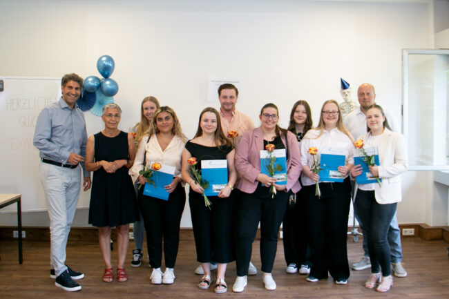 ASA Examen PFK 202507 Die examinierten Pflegekräfte gemeinsam mit Geschäftsführer Christian Schug, Stellv. Schulleiterin Nakiye Cosgun und Stellv. Pflegedirektor Marc Schäfer.