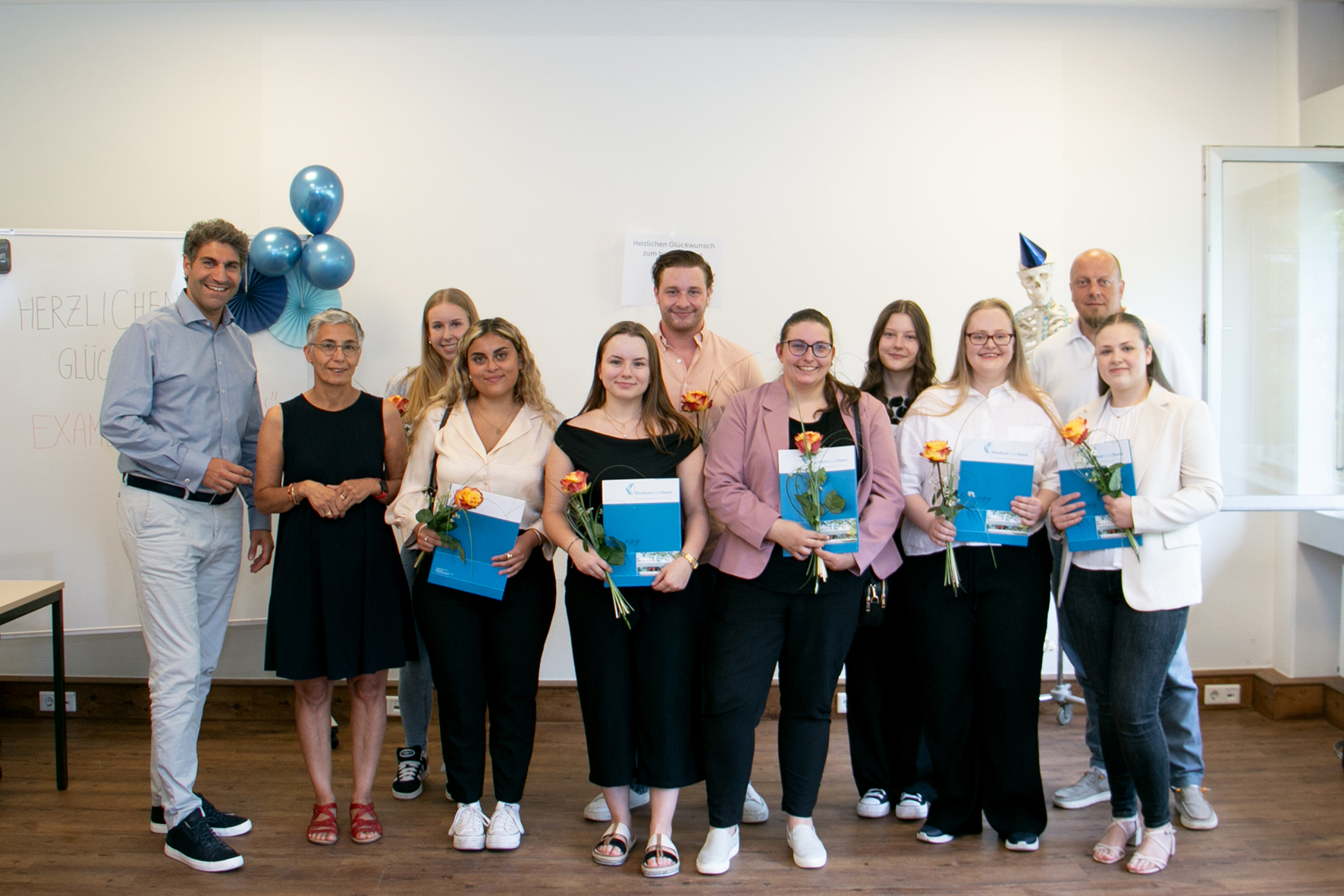 ASA Examen PFK 202507 Die examinierten Pflegekräfte gemeinsam mit Geschäftsführer Christian Schug, Stellv. Schulleiterin Nakiye Cosgun und Stellv. Pflegedirektor Marc Schäfer.