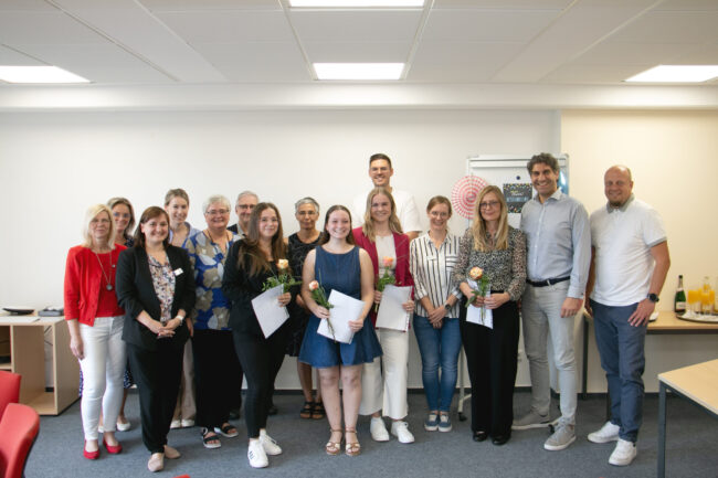 ASA Examen Pflegekräfte Die frisch examinierten Pflegefachfrauen zusammen mit Geschäftsführung, Pflegedirektion und Kollegium der ASA