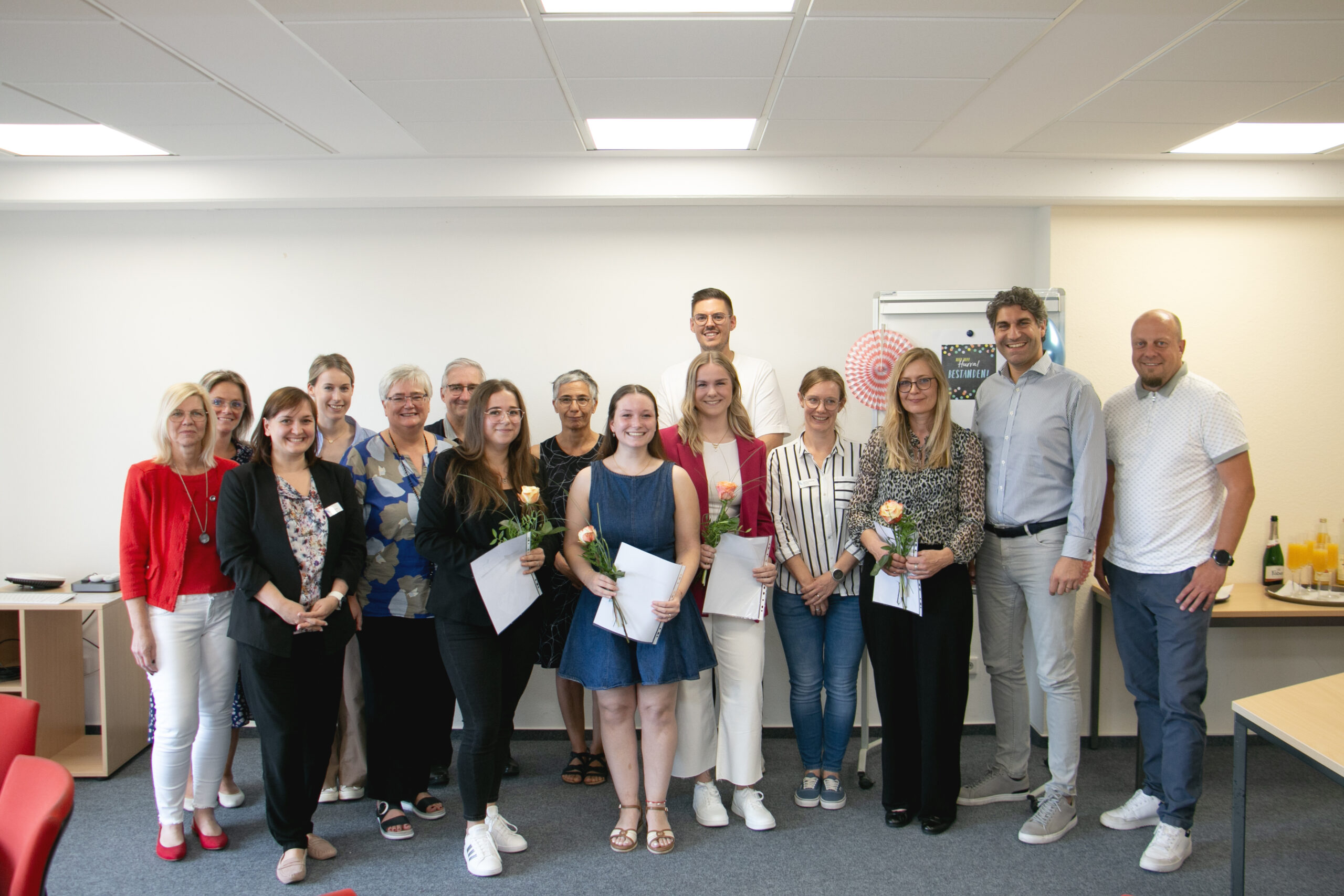 ASA Examen Pflegekräfte Die frisch examinierten Pflegefachfrauen zusammen mit Geschäftsführung, Pflegedirektion und Kollegium der ASA