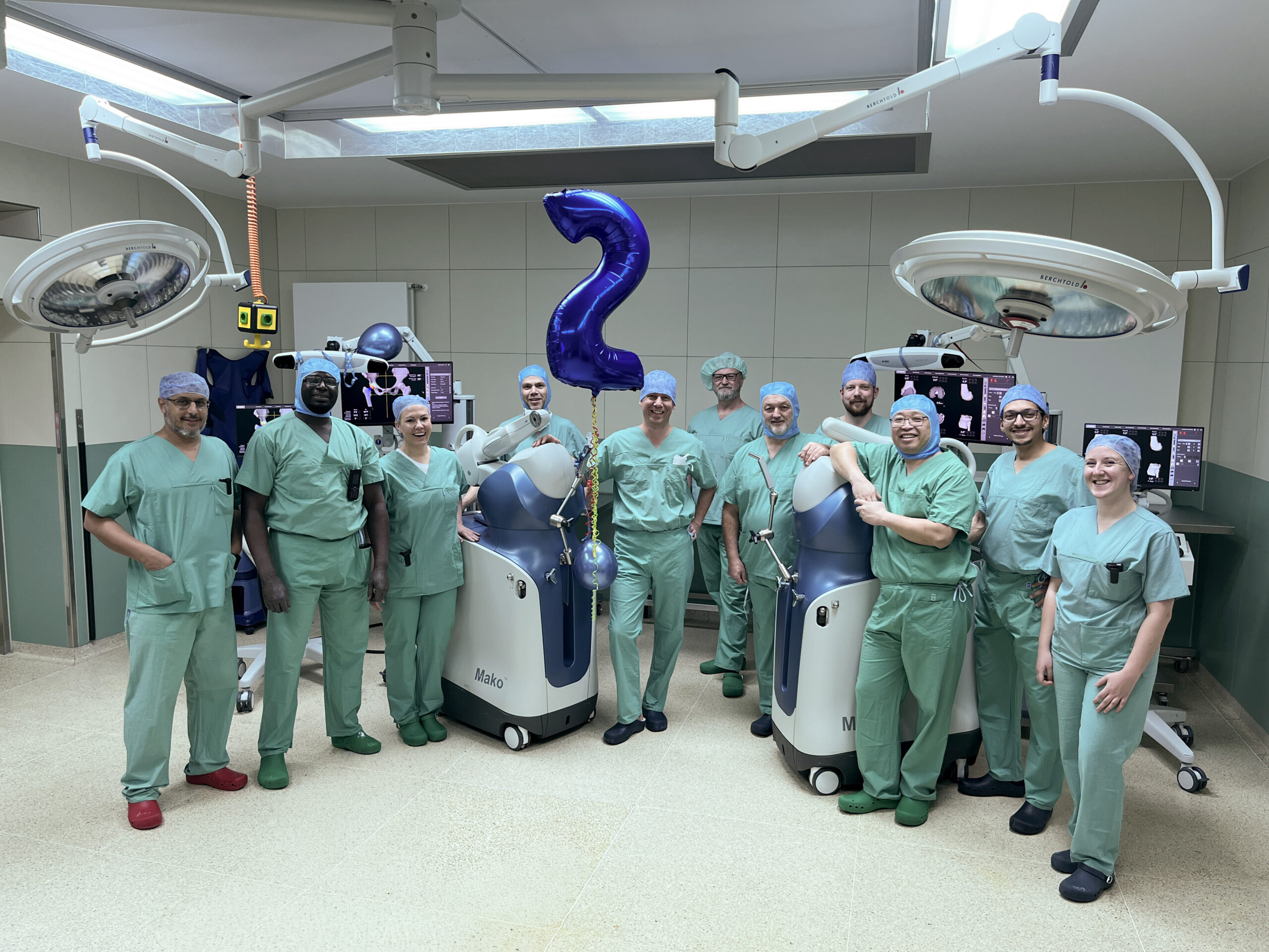 PD Dr. Klotz und sein Team mit den beiden OP-Robotern in einem OP-Saal des Christlichen Klinikums Soest