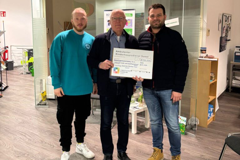 Sebastian Korte (links) und Dennis Bloch (rechts) übergeben den Scheck stellvertretend für die 38-köpfige Tippgemeinschaft an Hospizdienst-Mitarbeiter Dieter Rissler.